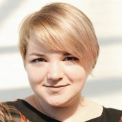 Алёна Бунькова <small>/ Специалист по работе со студентами</small>